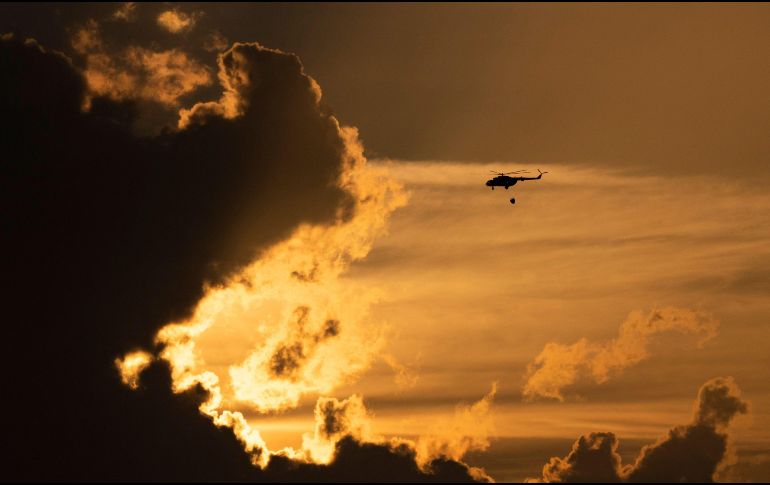 Los dos tanques siniestrados estaban juntos y las autoridades temen desde el sábado que el fuego se expanda hacia un tercer depósito. AFP / Y. Lage