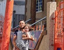 Un hombre palestino carga a su hija después de evacuar su casa durante un ataque aéreo israelí en la ciudad de Gaza, el 7 de agosto de 2022. AFP/M. Abed