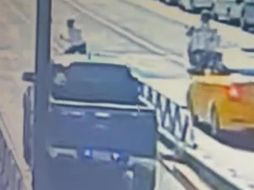 De acuerdo con un video que circula en redes sociales se observa como el hombre intenta cruzar la avenida República sorteando los automotores. ESPECIAL