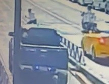 De acuerdo con un video que circula en redes sociales se observa como el hombre intenta cruzar la avenida República sorteando los automotores. ESPECIAL