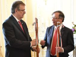 En imágenes publicadas en Twitter, se muestra a Ebrard entregando a Gustavo Petro bastones de mando de pueblos originarios y afrodescendientes de México. TWITTER/@m_ebrard