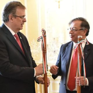 Marcelo Ebrard se reúne con Gustavo Petro y le entrega bastones de mando