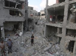 Palestinos inspeccionan los escombros de un edificio residencial dañado por un ataque aéreo israelí, en la ciudad de Rafah, en el sur de la Franja de Gaza. XINHUA/K. Omar