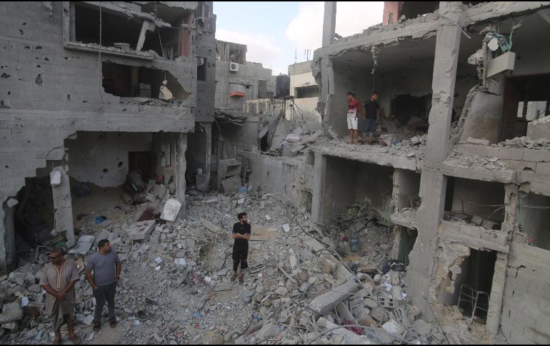 Palestinos inspeccionan los escombros de un edificio residencial dañado por un ataque aéreo israelí, en la ciudad de Rafah, en el sur de la Franja de Gaza. XINHUA/K. Omar