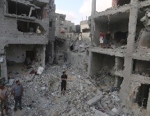 Palestinos inspeccionan los escombros de un edificio residencial dañado por un ataque aéreo israelí, en la ciudad de Rafah, en el sur de la Franja de Gaza. XINHUA/K. Omar