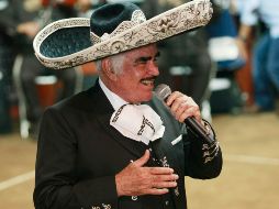 En las imágenes se aprecia una escena que remite a Vicente Fernández ante el público durante un concierto con micrófono en mano. NTX / ARCHIVO