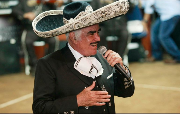 En las imágenes se aprecia una escena que remite a Vicente Fernández ante el público durante un concierto con micrófono en mano. NTX / ARCHIVO