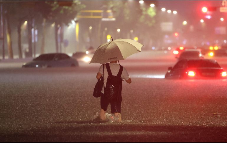 Las lluvias comenzaron la mañana del lunes y se intensificaron hacia la tarde. AFP/YONHAP