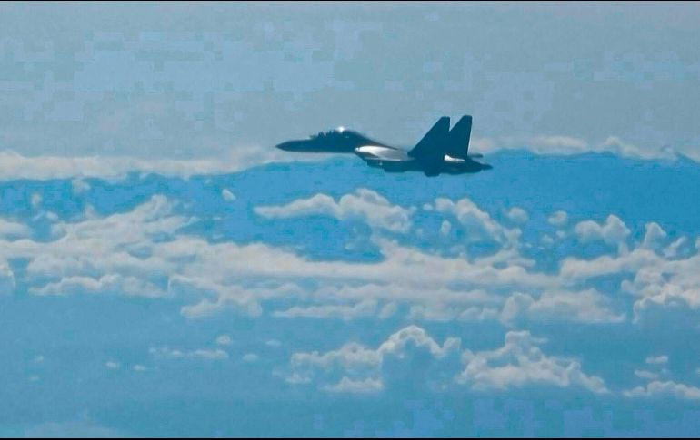 Las naves de combate chinas sobrevuelan el espacio aéreo límite entre las dos naciones. AFP