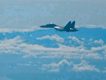 Las naves de combate chinas sobrevuelan el espacio aéreo límite entre las dos naciones. AFP
