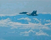 Las naves de combate chinas sobrevuelan el espacio aéreo límite entre las dos naciones. AFP