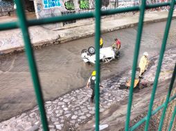 Sobrevive joven tras caer con su vehículo en el canal de Patria