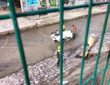 Sobrevive joven tras caer con su vehículo en el canal de Patria