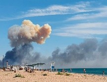 Testigos reportaron un incendio en una pista y daños en las casas cercanas como resultado de docenas de explosiones. AP/Ministerio de Defensa ruso