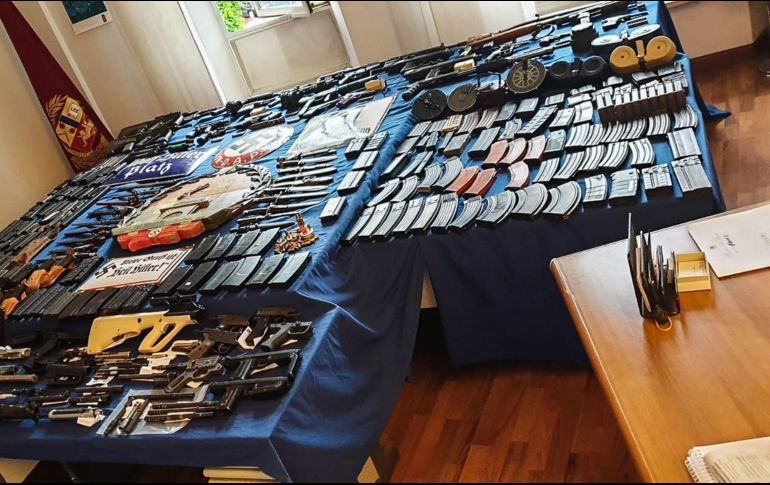 Al realizarle el registro del inmueble, los perros detectores de bombas condujeron a los investigadores a un armario, donde se encontraron con el depósito de armas que contenía decenas de ellas. AFP/ ARCHIVO