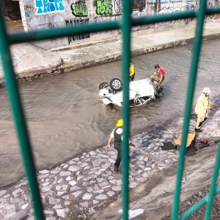 Lluvias en ZMG: Joven que cayó a canal de Patria acudió al hospital en estado regular
