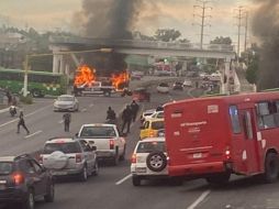 Al menos un camión y otro vehículo habrían sido incendiados intencionalmente. ESPECIAL