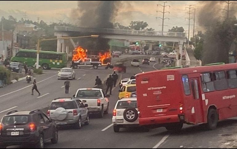 Al menos un camión y otro vehículo habrían sido incendiados intencionalmente. ESPECIAL