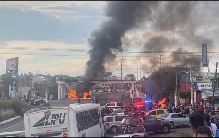 Vehículos incendiados en Carretera a Saltillo donde habrían ocurrido los hechos de inseguridad. ESPECIAL