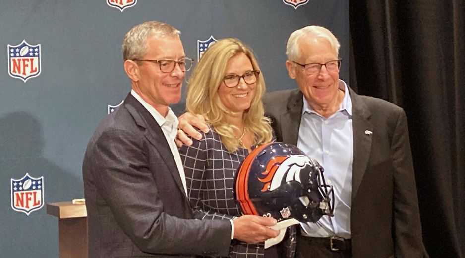 Rob Walton (der.), su hija Carrie y su yerno Greg Penner son los socios mayoritarios de los Broncos. AP/D. Campbell