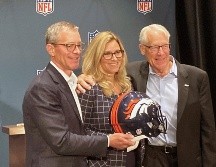 Rob Walton (der.), su hija Carrie y su yerno Greg Penner son los socios mayoritarios de los Broncos. AP/D. Campbell