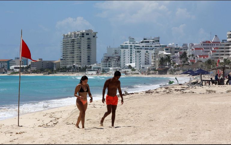 Particularmente, el gasto medio de quienes ingresaron por vía aérea fue de mil 77.18 dólares y el de quienes entraron por vía terrestre fue de 324.78 dólares. EFE / ARCHIVO