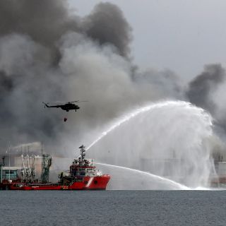 Controlan parte del incendio en tanques de combustible en Cuba