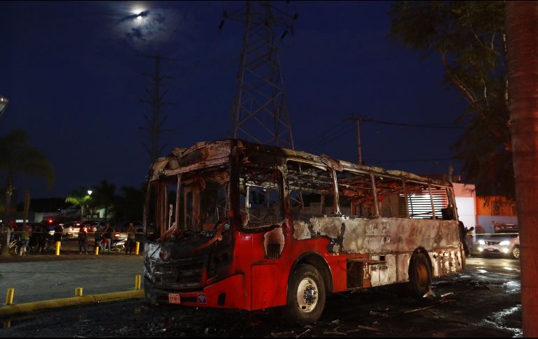 En Zapopan dejaron tres unidades del transporte público, dos autos particulares y un camión de reparto de refresco en llamas, pero sin lesionados. EFE / F. Guasco