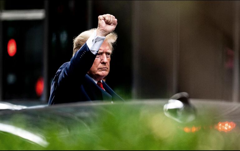 Donald Trump saluda a simpatizantes y curiosos previo a la audiencia de este miércoles. AP/J. Nikhinson