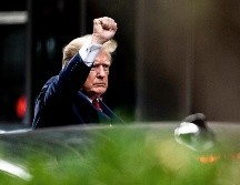 Donald Trump saluda a simpatizantes y curiosos previo a la audiencia de este miércoles. AP/J. Nikhinson