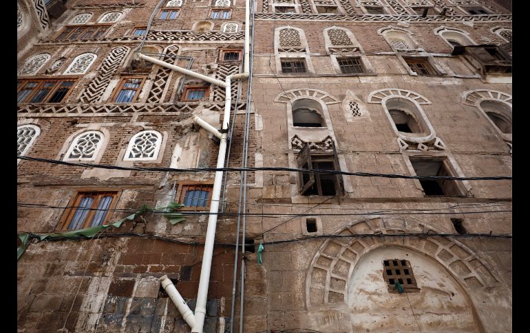 Los edificios tienen fachadas de ladrillo adornadas con molduras de yeso blanco en patrones intrincados, y su estilo se ha vuelto un símbolo de la capital yemení. EFE/Y. Arhab