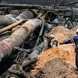 Cuba controla fuego en contenedor de petróleo