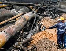 Personal de Cupet evalúa la magnitud del desastre tras apagar el fuego. AFP