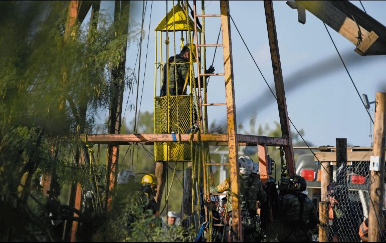 Los rescatistas utilizaron una “cápsula de vida” para descender a la mina. AFP