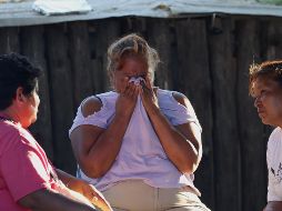 Una mujer llora en la zona donde se encuentran 10 mineros atrapados en el municipio de Sabinas, en Coahuila. EFE / A. Ojeda