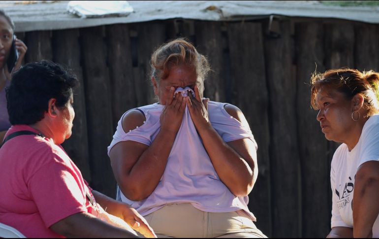 Una mujer llora en la zona donde se encuentran 10 mineros atrapados en el municipio de Sabinas, en Coahuila. EFE / A. Ojeda
