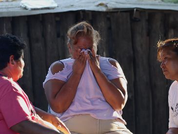 Una mujer llora en la zona donde se encuentran 10 mineros atrapados en el municipios de Sabinas, en Coahuila. EFE / A. Ojeda