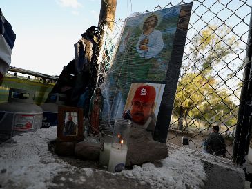 Detalle de un altar en la zona donde se encuentran atrapados 10 mineros en el municipio de Sabinas en Coahuila. EFE / A. Ojeda