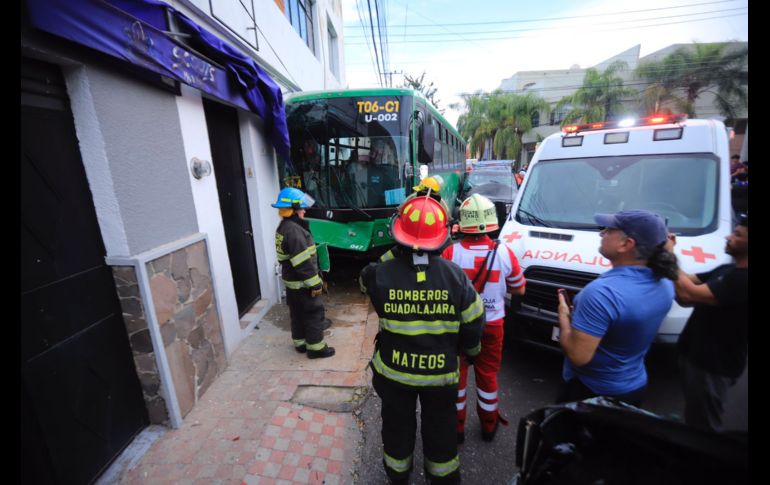 Choca camión del transporte público en Santa Tere; hay 14 lesionados (VIDEO)