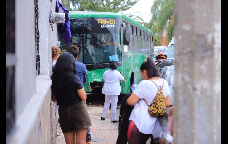 Choca camión del transporte público en Santa Tere; hay 14 lesionados (VIDEO)