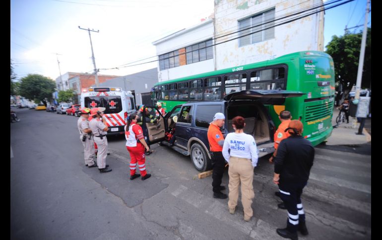 Choca camión del transporte público en Santa Tere; hay 14 lesionados (VIDEO)