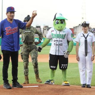 Helicóptero de la Marina traslada a botarga de equipo de beisbol de la LMB (VIDEO)