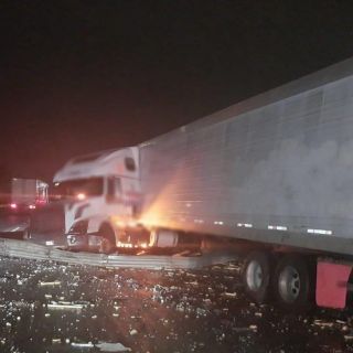 Carretera México-Querétaro: Se registra choque múltiple; participan dos tráileres