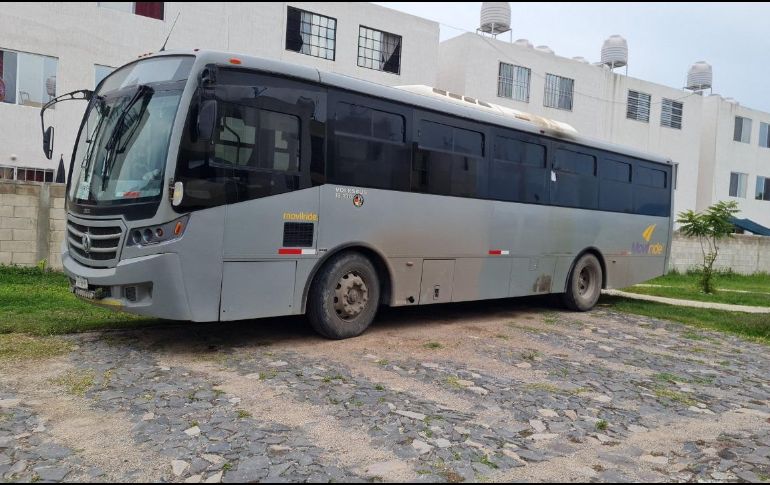 Los cuatro sujetos y la mujer fueron sorprendidos intentando incendiar un camión y amenazando con prender otros vehículos que pasaban por la zona. ESPECIAL