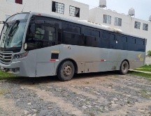 Los cuatro sujetos y la mujer fueron sorprendidos intentando incendiar un camión y amenazando con prender otros vehículos que pasaban por la zona. ESPECIAL