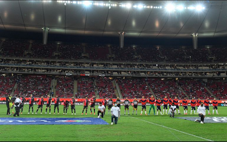 En esta edición del Chivas vs Atlas, el Rebaño será local, y el conjunto rojiblanco dio a conocer que pondrá mano dura contra los barristas que busquen ingresar al Estadio Akron. IMAGO7