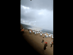 La tromba marina se formó la tarde de ayer jueves y fue captada por personas que ahí se encontraban. TWITTER / @TornadosMexico