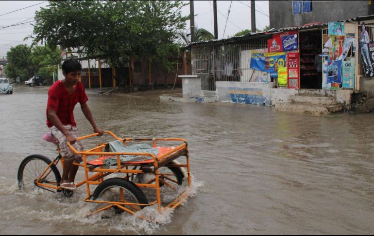 Las lluvias se acompañarán de vientos fuertes, descargas eléctricas y posible caída de granizo. EFE/ARCHIVO