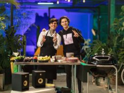 Cada uno de estos episodios se conforma por una dupla de artistas y foodies populares que preparan sus recetas a la parrilla. CORTESÍA
