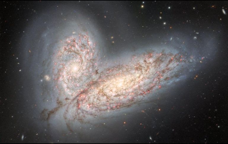 Las dos galaxias NGC 4568 y NGC 4567, presentan las primeras etapas de una fusión galáctica. ESPECIAL